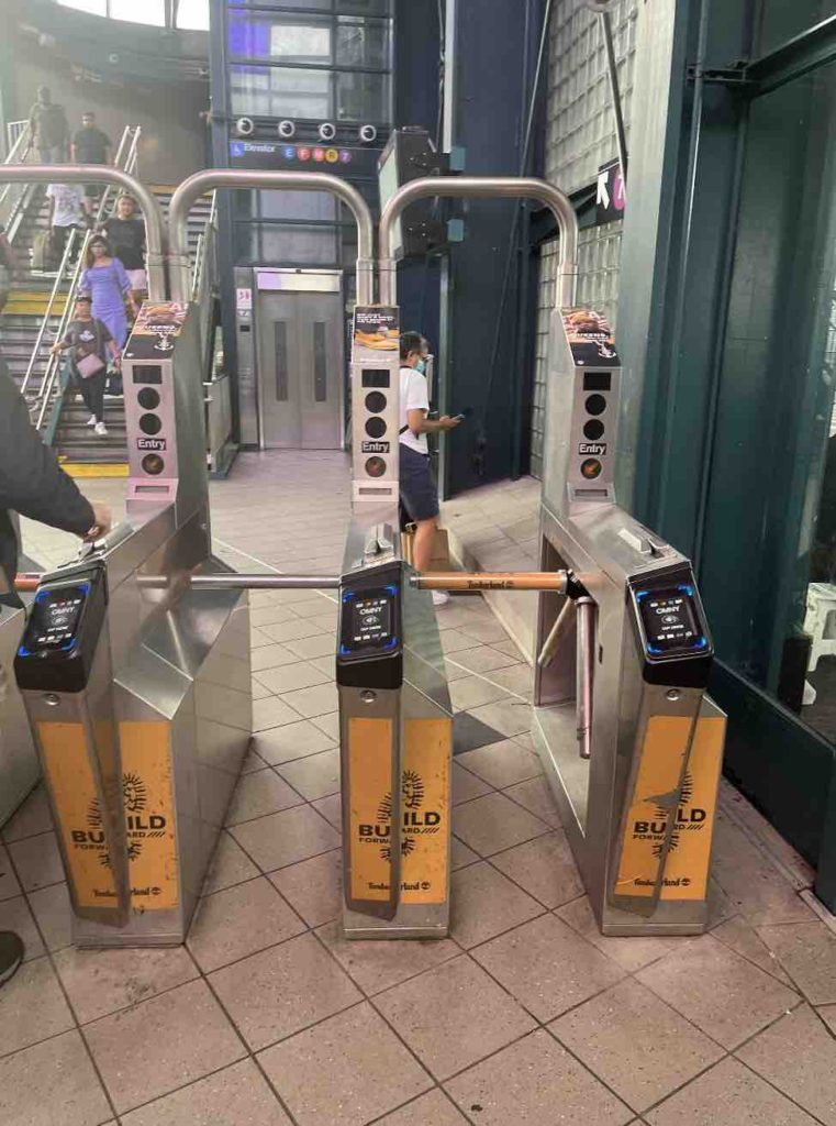 Here is the machine where you can tap to pay without having to buy a ticket at the new york city subway stations.